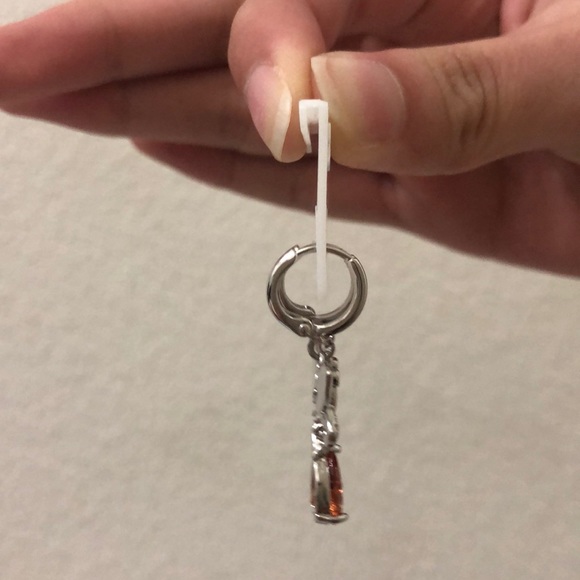 Cute dangling butterfly earrings (hoop) - Picture 3 of 6